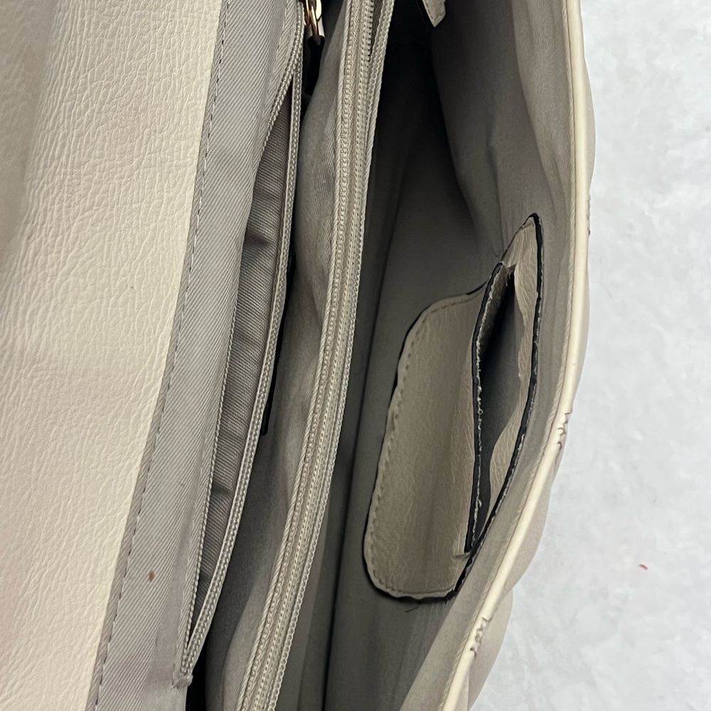 Elegant Beige Designer Shoulder Bag - Picture 4 of 5